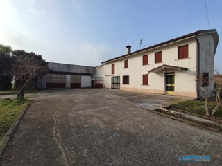 Casale in Vendita a Urbana, 120'000€, 200 m²