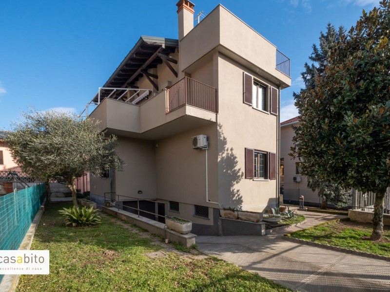 Villa in Vendita a Abbiategrasso, 540'000€, 343 m², arredato, con Box