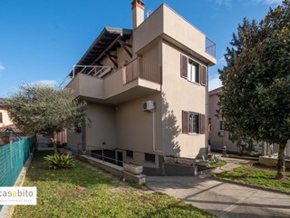 Villa in Vendita a Abbiategrasso, 540'000€, 343 m², arredato, con Box