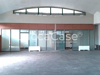 Ufficio in Affitto a Lucca, zona San Concordio Contrada, 2'000€, 350 m²