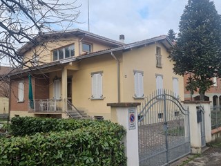 Villa in Vendita a Reggio Emilia, zona Carrozzone, 410'000€, 400 m²