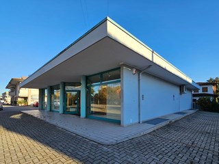 Immobile commerciale in Vendita a Cordenons, zona via Scalvons 239, 330'000€, 440 m²