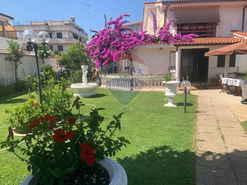 Villa in Vendita a Ardea, zona Tor San Lorenzo, 285'000€, 160 m²