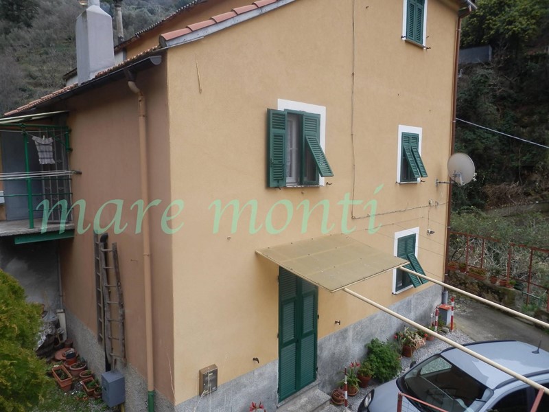 Villetta a schiera in Vendita a Savona, zona Lavagnola, 195'000€, 230 m²