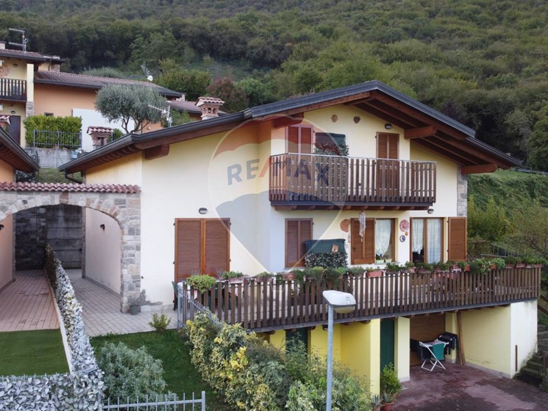 Villa bifamiliare in Vendita a Ranzanico, 195'000€, 120 m²