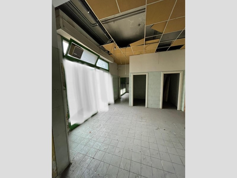 Immobile commerciale in Vendita a Ponsacco, 165'000€, 300 m²