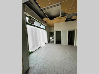 Immobile commerciale in Vendita a Ponsacco, 165'000€, 300 m²