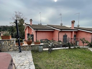 Villa bifamiliare in Vendita a Fiumicino, zona Aranova, 248'000€, 110 m²