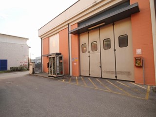 Capannone in Affitto a Lucca, zona San Marco, 2'700€, 400 m²