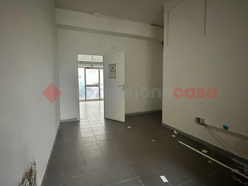 Negozio in Affitto a Livorno, 600€, 70 m²