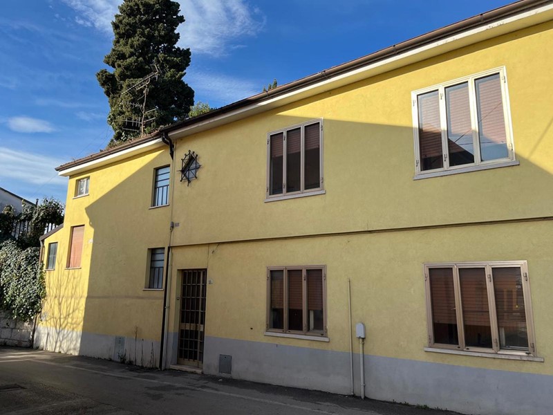 Casa Indipendente in Vendita a Thiene, 74'000€, 100 m²