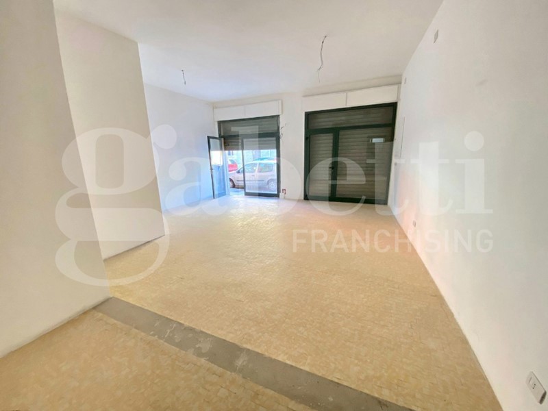 Negozio in Affitto a Sestu, 600€, 55 m²