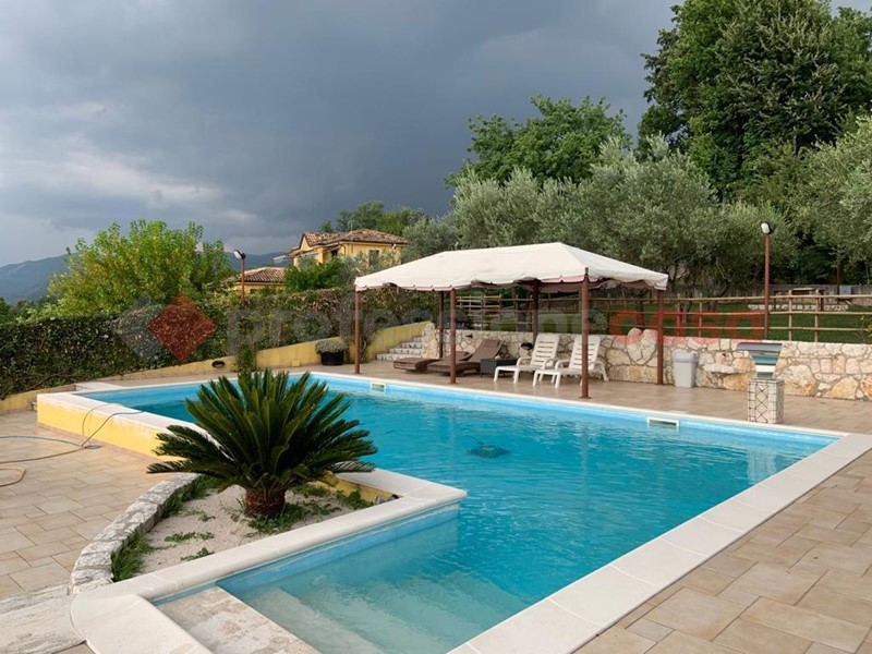 Villa in Vendita a Cassino, 730'000€, 500 m²
