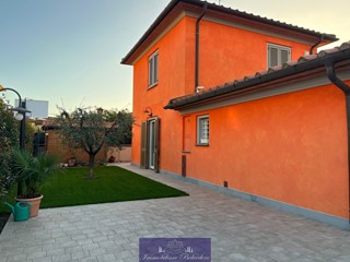 Casa Indipendente in Vendita a Montale, 720'000€, 240 m²