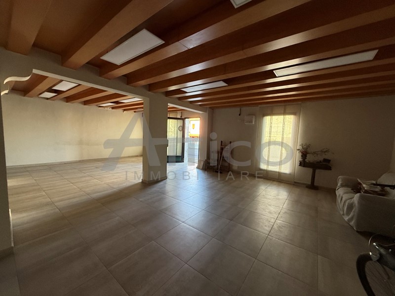Appartamento in Vendita a Rovigo, zona Buso Borella, 125'000€, 140 m², con Box