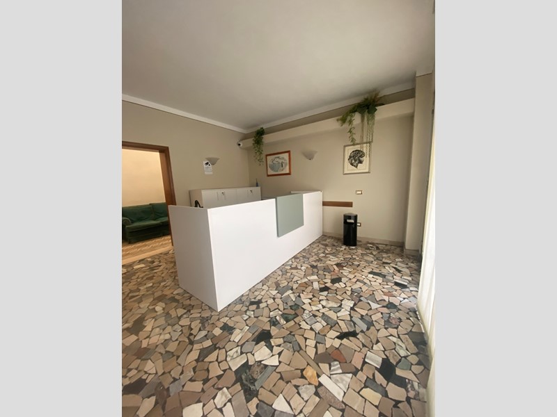 Ufficio in Affitto a Lucca, zona Sant'Anna, 1'200€, 140 m²