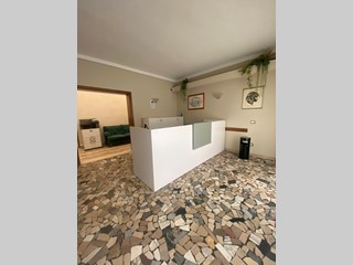 Ufficio in Affitto a Lucca, zona Sant'Anna, 1'200€, 140 m²