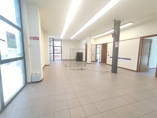 Ufficio in Vendita a Lucca, zona Ovest, 245'000€, 130 m²