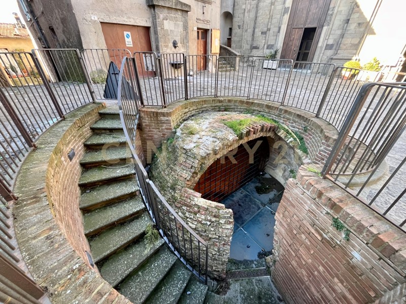 Casa Semi Indipendente in Vendita a Cinigiano, zona Monticello Amiata, 74'900€, 331 m², arredato, con Box