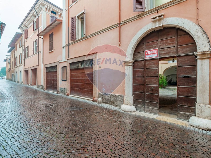 Appartamento in Vendita a Toscolano Maderno, zona Toscolano, 190'000€, 183 m²