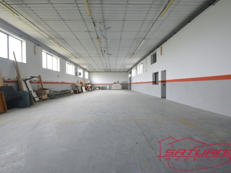 Capannone in Vendita a Capannori, zona Marlia, 500'000€, 530 m²