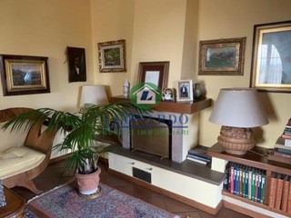 Villa bifamiliare in Vendita a Buggiano, zona Borgo a Buggiano, 450'000€, 260 m², arredato, con Box