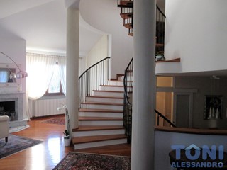 Villa in Vendita a Cerreto Guidi, zona Bassa, 700'000€, 200 m², con Box