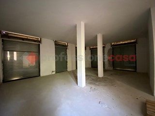 Negozio in Affitto a Livorno, 900€, 110 m²
