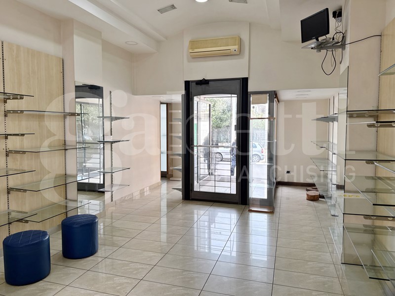 Negozio in Affitto a Sant'Antonio Abate, 1'100€, 178 m²