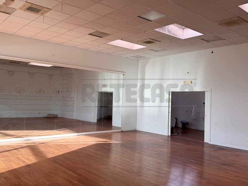 Ufficio in Affitto a Vedelago, 1'750€, 275 m²
