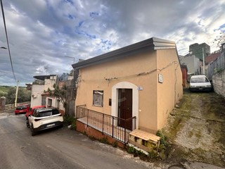 Casa Indipendente in Vendita a Motta Sant'Anastasia, zona Centro, 39'000€, 60 m²