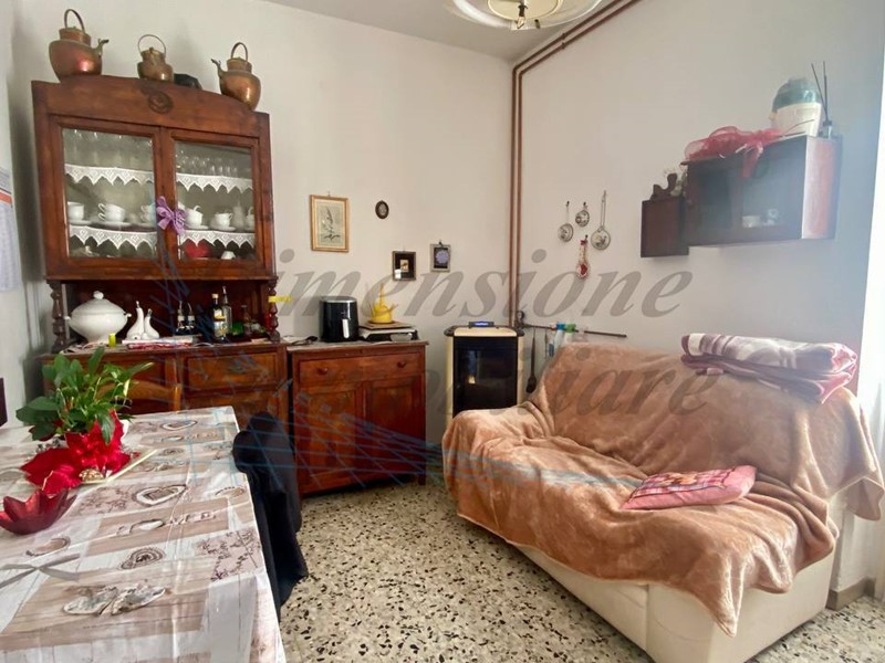 Trilocale in Vendita a Cecina, zona palazzi, 150'000€, 75 m², con Box