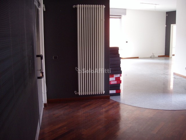 Capannone in Affitto a Cesano Maderno, 1'750€, 150 m²