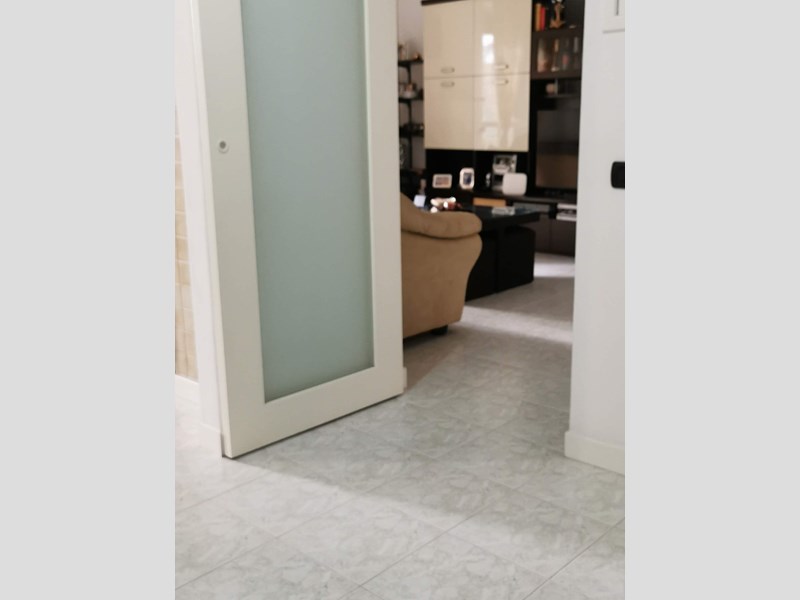 Trilocale in Vendita a Saronno, zona Prealpi, 133'000€, 83 m², arredato