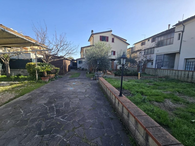 Casa Indipendente in Vendita a Pontedera, zona Pardossi, 197'000€, 150 m², con Box