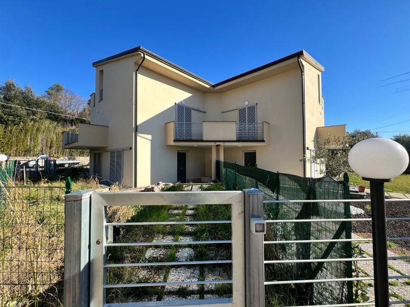 Villa bifamiliare in Vendita a Lucca, zona Sant'Alessio, 360'000€, 134 m²