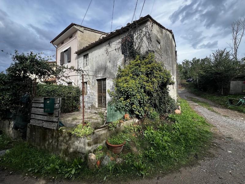 Casa Indipendente in Vendita a Capannori, zona San Ginese, 50'000€, 110 m²