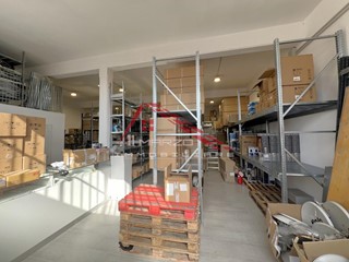 Capannone in Vendita a Vicopisano, zona San Giovanni Alla Vena, 118'000€, 160 m²