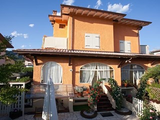 Villa bifamiliare in Affitto a Montignoso, zona Cervaiolo, 3'000€, 280 m², arredato