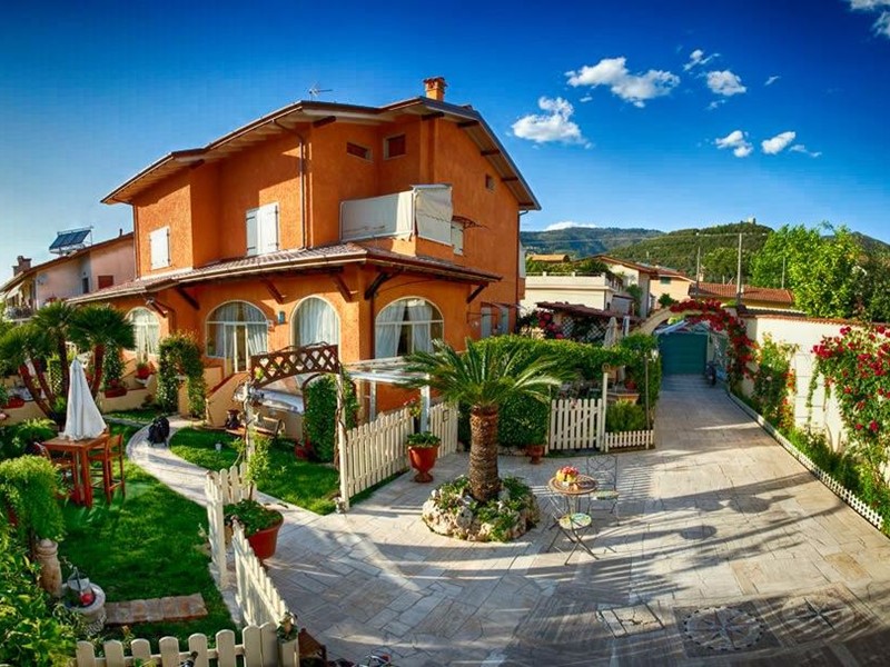 Villa bifamiliare in Affitto a Montignoso, zona Cervaiolo, 3'000€, 280 m², arredato