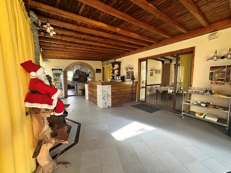 Attività commerciale in Affitto a Castroreale, 1'000€, 280 m²