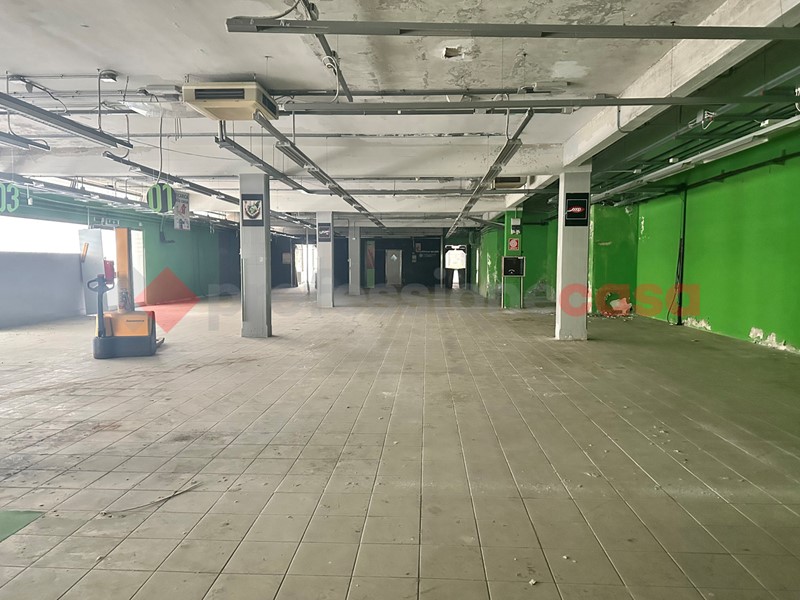 Negozio in Affitto a Livorno, 5'800€, 1000 m²