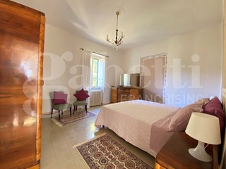 Casa Indipendente in Vendita a Assisi, 315'000€, 330 m²