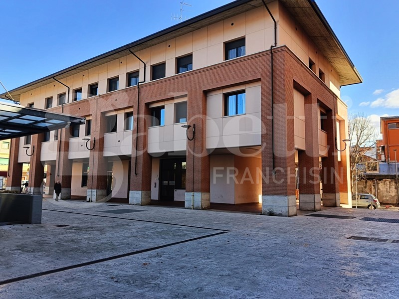 Negozio in Vendita a Bologna, 200'000€, 210 m²