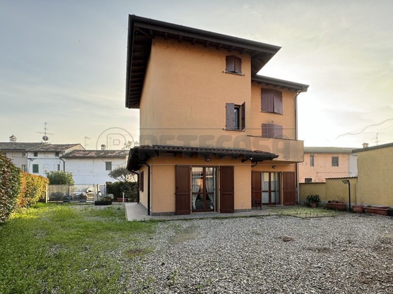 Villa in Vendita a Casaletto Ceredano, 285'000€, 210 m², con Box