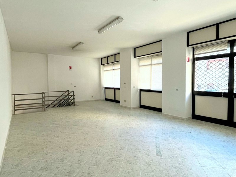 Immobile commerciale in Affitto a Sassari, 800€, 140 m²