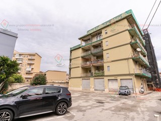 Quadrilocale in Vendita a Siracusa, zona Tisia Tica Zecchino, 105'000&euro;, 133 m²