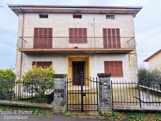 Casa Semi Indipendente in Vendita a Tuoro sul Trasimeno, 79'000€, 103 m²