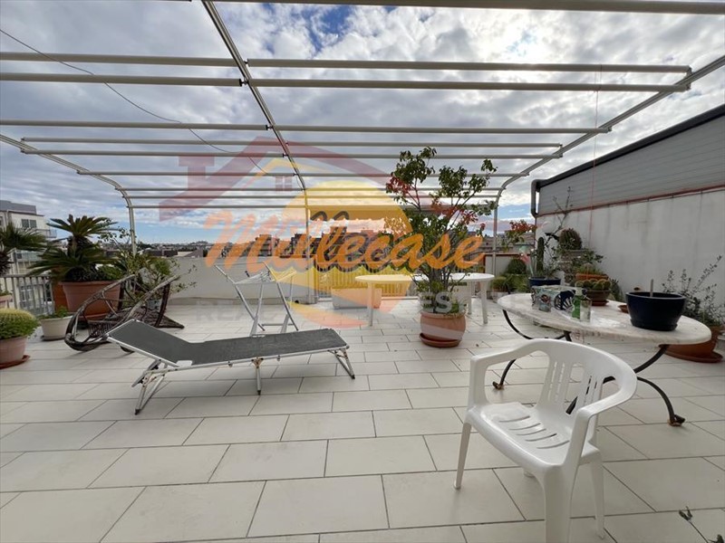 Appartamento in Vendita a Siracusa, zona Scala Greca, 278'000&euro;, 210 m², con Box