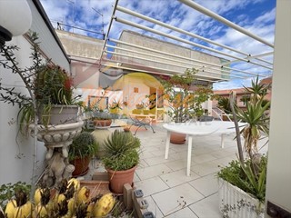 Appartamento in Vendita a Siracusa, zona Scala Greca, 278'000&euro;, 210 m², con Box